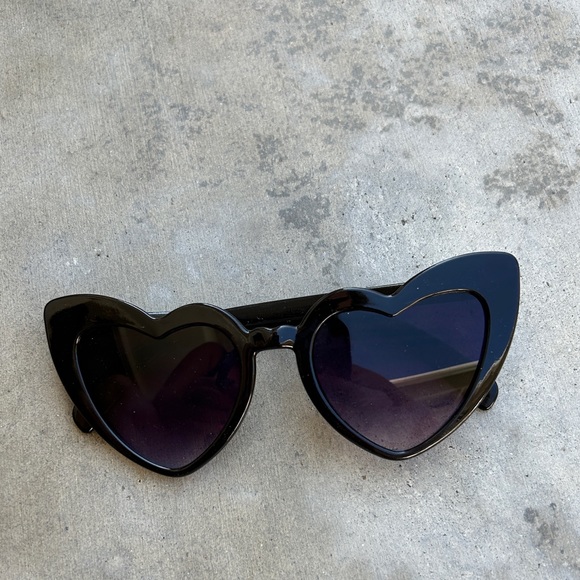 Heart Shaped Sunglasses Black - Picture 1 of 2